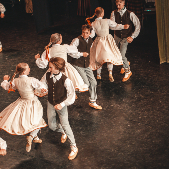 Rīgas Angļu ģimnāzijas un TDA „Līgo” bērnu un jauniešu studijas 15 gadu jubilejas koncerts “Rotā, saulīt, rotādama" - Mūsu jaunie, zaļie asniņi, kuriem visapkārt smieklu virtenes, bet pašos mīt nerimstošs dzīvesprieks un mīlestība pret deju.
Sirsnīga paaudžu satikšanās, sākot no mazajiem saules stariņiem līdz viedajiem dejotājiem, RAĢ un TDA "Līgo" bērnu un jauniešu studijas 15. jubilejas koncertā.
Foto:Deivids Lagzdiņš