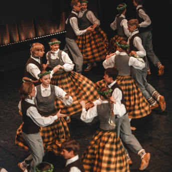 Rīgas Angļu ģimnāzijas un TDA „Līgo” bērnu un jauniešu studijas 15 gadu jubilejas koncerts “Rotā, saulīt, rotādama" - Mūsu jaunie, zaļie asniņi, kuriem visapkārt smieklu virtenes, bet pašos mīt nerimstošs dzīvesprieks un mīlestība pret deju.
Sirsnīga paaudžu satikšanās, sākot no mazajiem saules stariņiem līdz viedajiem dejotājiem, RAĢ un TDA "Līgo" bērnu un jauniešu studijas 15. jubilejas koncertā.
Foto:Deivids Lagzdiņš