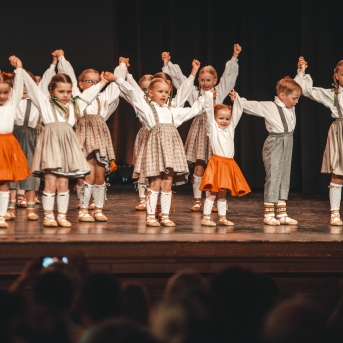 Rīgas Angļu ģimnāzijas un TDA „Līgo” bērnu un jauniešu studijas 15 gadu jubilejas koncerts “Rotā, saulīt, rotādama" - Mūsu jaunie, zaļie asniņi, kuriem visapkārt smieklu virtenes, bet pašos mīt nerimstošs dzīvesprieks un mīlestība pret deju.
Sirsnīga paaudžu satikšanās, sākot no mazajiem saules stariņiem līdz viedajiem dejotājiem, RAĢ un TDA "Līgo" bērnu un jauniešu studijas 15. jubilejas koncertā.
Foto:Deivids Lagzdiņš