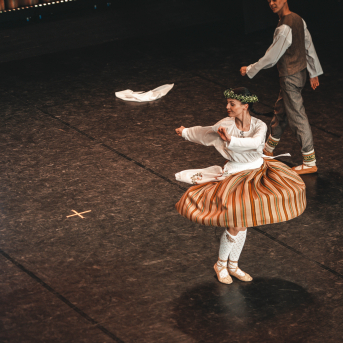 Rīgas Angļu ģimnāzijas un TDA „Līgo” bērnu un jauniešu studijas 15 gadu jubilejas koncerts “Rotā, saulīt, rotādama" - Mūsu jaunie, zaļie asniņi, kuriem visapkārt smieklu virtenes, bet pašos mīt nerimstošs dzīvesprieks un mīlestība pret deju.
Sirsnīga paaudžu satikšanās, sākot no mazajiem saules stariņiem līdz viedajiem dejotājiem, RAĢ un TDA "Līgo" bērnu un jauniešu studijas 15. jubilejas koncertā.
Foto:Deivids Lagzdiņš