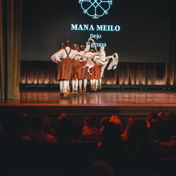 Rīgas Angļu ģimnāzijas un TDA „Līgo” bērnu un jauniešu studijas 15 gadu jubilejas koncerts “Rotā, saulīt, rotādama" - Mūsu jaunie, zaļie asniņi, kuriem visapkārt smieklu virtenes, bet pašos mīt nerimstošs dzīvesprieks un mīlestība pret deju.
Sirsnīga paaudžu satikšanās, sākot no mazajiem saules stariņiem līdz viedajiem dejotājiem, RAĢ un TDA "Līgo" bērnu un jauniešu studijas 15. jubilejas koncertā.
Foto:Deivids Lagzdiņš