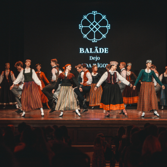 Rīgas Angļu ģimnāzijas un TDA „Līgo” bērnu un jauniešu studijas 15 gadu jubilejas koncerts “Rotā, saulīt, rotādama" - Mūsu jaunie, zaļie asniņi, kuriem visapkārt smieklu virtenes, bet pašos mīt nerimstošs dzīvesprieks un mīlestība pret deju.
Sirsnīga paaudžu satikšanās, sākot no mazajiem saules stariņiem līdz viedajiem dejotājiem, RAĢ un TDA "Līgo" bērnu un jauniešu studijas 15. jubilejas koncertā.
Foto:Deivids Lagzdiņš