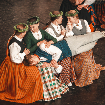 Rīgas Angļu ģimnāzijas un TDA „Līgo” bērnu un jauniešu studijas 15 gadu jubilejas koncerts “Rotā, saulīt, rotādama" - Mūsu jaunie, zaļie asniņi, kuriem visapkārt smieklu virtenes, bet pašos mīt nerimstošs dzīvesprieks un mīlestība pret deju.
Sirsnīga paaudžu satikšanās, sākot no mazajiem saules stariņiem līdz viedajiem dejotājiem, RAĢ un TDA "Līgo" bērnu un jauniešu studijas 15. jubilejas koncertā.
Foto:Deivids Lagzdiņš