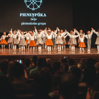 Rīgas Angļu ģimnāzijas un TDA „Līgo” bērnu un jauniešu studijas 15 gadu jubilejas koncerts “Rotā, saulīt, rotādama" - Mūsu jaunie, zaļie asniņi, kuriem visapkārt smieklu virtenes, bet pašos mīt nerimstošs dzīvesprieks un mīlestība pret deju.
Sirsnīga paaudžu satikšanās, sākot no mazajiem saules stariņiem līdz viedajiem dejotājiem, RAĢ un TDA "Līgo" bērnu un jauniešu studijas 15. jubilejas koncertā.
Foto:Deivids Lagzdiņš