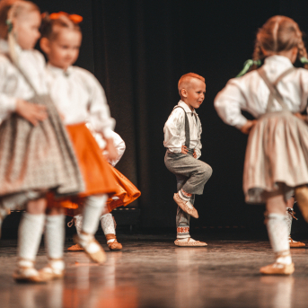 Rīgas Angļu ģimnāzijas un TDA „Līgo” bērnu un jauniešu studijas 15 gadu jubilejas koncerts “Rotā, saulīt, rotādama" - Mūsu jaunie, zaļie asniņi, kuriem visapkārt smieklu virtenes, bet pašos mīt nerimstošs dzīvesprieks un mīlestība pret deju.
Sirsnīga paaudžu satikšanās, sākot no mazajiem saules stariņiem līdz viedajiem dejotājiem, RAĢ un TDA "Līgo" bērnu un jauniešu studijas 15. jubilejas koncertā.
Foto:Deivids Lagzdiņš