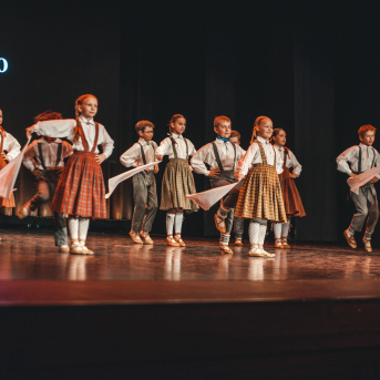 Rīgas Angļu ģimnāzijas un TDA „Līgo” bērnu un jauniešu studijas 15 gadu jubilejas koncerts “Rotā, saulīt, rotādama" - Mūsu jaunie, zaļie asniņi, kuriem visapkārt smieklu virtenes, bet pašos mīt nerimstošs dzīvesprieks un mīlestība pret deju.
Sirsnīga paaudžu satikšanās, sākot no mazajiem saules stariņiem līdz viedajiem dejotājiem, RAĢ un TDA "Līgo" bērnu un jauniešu studijas 15. jubilejas koncertā.
Foto:Deivids Lagzdiņš