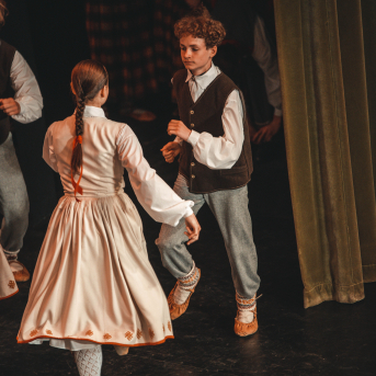 Rīgas Angļu ģimnāzijas un TDA „Līgo” bērnu un jauniešu studijas 15 gadu jubilejas koncerts “Rotā, saulīt, rotādama" - Mūsu jaunie, zaļie asniņi, kuriem visapkārt smieklu virtenes, bet pašos mīt nerimstošs dzīvesprieks un mīlestība pret deju.
Sirsnīga paaudžu satikšanās, sākot no mazajiem saules stariņiem līdz viedajiem dejotājiem, RAĢ un TDA "Līgo" bērnu un jauniešu studijas 15. jubilejas koncertā.
Foto:Deivids Lagzdiņš