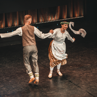 Rīgas Angļu ģimnāzijas un TDA „Līgo” bērnu un jauniešu studijas 15 gadu jubilejas koncerts “Rotā, saulīt, rotādama" - Mūsu jaunie, zaļie asniņi, kuriem visapkārt smieklu virtenes, bet pašos mīt nerimstošs dzīvesprieks un mīlestība pret deju.
Sirsnīga paaudžu satikšanās, sākot no mazajiem saules stariņiem līdz viedajiem dejotājiem, RAĢ un TDA "Līgo" bērnu un jauniešu studijas 15. jubilejas koncertā.
Foto:Deivids Lagzdiņš