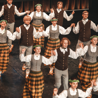 Rīgas Angļu ģimnāzijas un TDA „Līgo” bērnu un jauniešu studijas 15 gadu jubilejas koncerts “Rotā, saulīt, rotādama" - Mūsu jaunie, zaļie asniņi, kuriem visapkārt smieklu virtenes, bet pašos mīt nerimstošs dzīvesprieks un mīlestība pret deju.
Sirsnīga paaudžu satikšanās, sākot no mazajiem saules stariņiem līdz viedajiem dejotājiem, RAĢ un TDA "Līgo" bērnu un jauniešu studijas 15. jubilejas koncertā.
Foto:Deivids Lagzdiņš