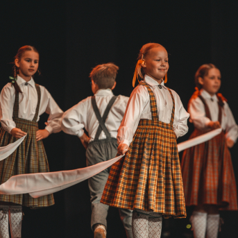 Rīgas Angļu ģimnāzijas un TDA „Līgo” bērnu un jauniešu studijas 15 gadu jubilejas koncerts “Rotā, saulīt, rotādama" - Mūsu jaunie, zaļie asniņi, kuriem visapkārt smieklu virtenes, bet pašos mīt nerimstošs dzīvesprieks un mīlestība pret deju.
Sirsnīga paaudžu satikšanās, sākot no mazajiem saules stariņiem līdz viedajiem dejotājiem, RAĢ un TDA "Līgo" bērnu un jauniešu studijas 15. jubilejas koncertā.
Foto:Deivids Lagzdiņš