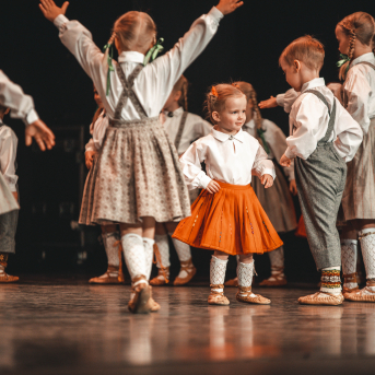 Rīgas Angļu ģimnāzijas un TDA „Līgo” bērnu un jauniešu studijas 15 gadu jubilejas koncerts “Rotā, saulīt, rotādama" - Mūsu jaunie, zaļie asniņi, kuriem visapkārt smieklu virtenes, bet pašos mīt nerimstošs dzīvesprieks un mīlestība pret deju.
Sirsnīga paaudžu satikšanās, sākot no mazajiem saules stariņiem līdz viedajiem dejotājiem, RAĢ un TDA "Līgo" bērnu un jauniešu studijas 15. jubilejas koncertā.
Foto:Deivids Lagzdiņš