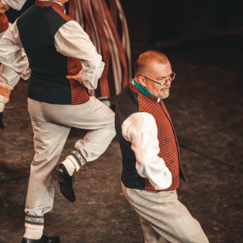 Rīgas Angļu ģimnāzijas un TDA „Līgo” bērnu un jauniešu studijas 15 gadu jubilejas koncerts “Rotā, saulīt, rotādama" - Mūsu jaunie, zaļie asniņi, kuriem visapkārt smieklu virtenes, bet pašos mīt nerimstošs dzīvesprieks un mīlestība pret deju.
Sirsnīga paaudžu satikšanās, sākot no mazajiem saules stariņiem līdz viedajiem dejotājiem, RAĢ un TDA "Līgo" bērnu un jauniešu studijas 15. jubilejas koncertā.
Foto:Deivids Lagzdiņš