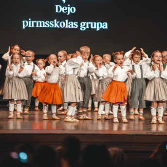 Rīgas Angļu ģimnāzijas un TDA „Līgo” bērnu un jauniešu studijas 15 gadu jubilejas koncerts “Rotā, saulīt, rotādama" - Mūsu jaunie, zaļie asniņi, kuriem visapkārt smieklu virtenes, bet pašos mīt nerimstošs dzīvesprieks un mīlestība pret deju.
Sirsnīga paaudžu satikšanās, sākot no mazajiem saules stariņiem līdz viedajiem dejotājiem, RAĢ un TDA "Līgo" bērnu un jauniešu studijas 15. jubilejas koncertā.
Foto:Deivids Lagzdiņš