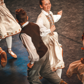 Rīgas Angļu ģimnāzijas un TDA „Līgo” bērnu un jauniešu studijas 15 gadu jubilejas koncerts “Rotā, saulīt, rotādama" - Mūsu jaunie, zaļie asniņi, kuriem visapkārt smieklu virtenes, bet pašos mīt nerimstošs dzīvesprieks un mīlestība pret deju.
Sirsnīga paaudžu satikšanās, sākot no mazajiem saules stariņiem līdz viedajiem dejotājiem, RAĢ un TDA "Līgo" bērnu un jauniešu studijas 15. jubilejas koncertā.
Foto:Deivids Lagzdiņš
