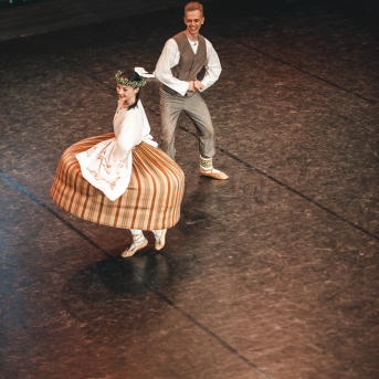 Rīgas Angļu ģimnāzijas un TDA „Līgo” bērnu un jauniešu studijas 15 gadu jubilejas koncerts “Rotā, saulīt, rotādama" - Mūsu jaunie, zaļie asniņi, kuriem visapkārt smieklu virtenes, bet pašos mīt nerimstošs dzīvesprieks un mīlestība pret deju.
Sirsnīga paaudžu satikšanās, sākot no mazajiem saules stariņiem līdz viedajiem dejotājiem, RAĢ un TDA "Līgo" bērnu un jauniešu studijas 15. jubilejas koncertā.
Foto:Deivids Lagzdiņš