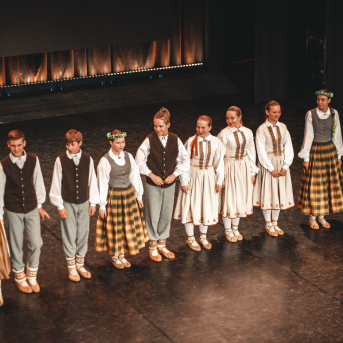 Rīgas Angļu ģimnāzijas un TDA „Līgo” bērnu un jauniešu studijas 15 gadu jubilejas koncerts “Rotā, saulīt, rotādama" - Mūsu jaunie, zaļie asniņi, kuriem visapkārt smieklu virtenes, bet pašos mīt nerimstošs dzīvesprieks un mīlestība pret deju.
Sirsnīga paaudžu satikšanās, sākot no mazajiem saules stariņiem līdz viedajiem dejotājiem, RAĢ un TDA "Līgo" bērnu un jauniešu studijas 15. jubilejas koncertā.
Foto:Deivids Lagzdiņš