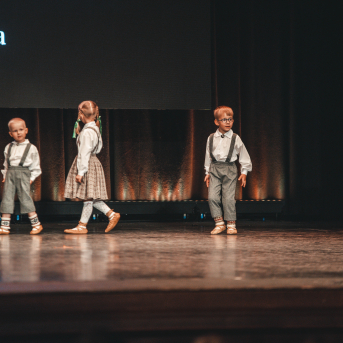 Rīgas Angļu ģimnāzijas un TDA „Līgo” bērnu un jauniešu studijas 15 gadu jubilejas koncerts “Rotā, saulīt, rotādama" - Mūsu jaunie, zaļie asniņi, kuriem visapkārt smieklu virtenes, bet pašos mīt nerimstošs dzīvesprieks un mīlestība pret deju.
Sirsnīga paaudžu satikšanās, sākot no mazajiem saules stariņiem līdz viedajiem dejotājiem, RAĢ un TDA "Līgo" bērnu un jauniešu studijas 15. jubilejas koncertā.
Foto:Deivids Lagzdiņš