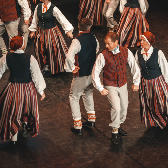 Rīgas Angļu ģimnāzijas un TDA „Līgo” bērnu un jauniešu studijas 15 gadu jubilejas koncerts “Rotā, saulīt, rotādama" - Mūsu jaunie, zaļie asniņi, kuriem visapkārt smieklu virtenes, bet pašos mīt nerimstošs dzīvesprieks un mīlestība pret deju.
Sirsnīga paaudžu satikšanās, sākot no mazajiem saules stariņiem līdz viedajiem dejotājiem, RAĢ un TDA "Līgo" bērnu un jauniešu studijas 15. jubilejas koncertā.
Foto:Deivids Lagzdiņš