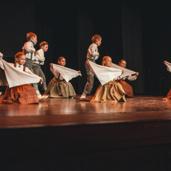 Rīgas Angļu ģimnāzijas un TDA „Līgo” bērnu un jauniešu studijas 15 gadu jubilejas koncerts “Rotā, saulīt, rotādama" - Mūsu jaunie, zaļie asniņi, kuriem visapkārt smieklu virtenes, bet pašos mīt nerimstošs dzīvesprieks un mīlestība pret deju.
Sirsnīga paaudžu satikšanās, sākot no mazajiem saules stariņiem līdz viedajiem dejotājiem, RAĢ un TDA "Līgo" bērnu un jauniešu studijas 15. jubilejas koncertā.
Foto:Deivids Lagzdiņš