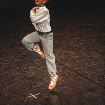 Rīgas Angļu ģimnāzijas un TDA „Līgo” bērnu un jauniešu studijas 15 gadu jubilejas koncerts “Rotā, saulīt, rotādama" - Mūsu jaunie, zaļie asniņi, kuriem visapkārt smieklu virtenes, bet pašos mīt nerimstošs dzīvesprieks un mīlestība pret deju.
Sirsnīga paaudžu satikšanās, sākot no mazajiem saules stariņiem līdz viedajiem dejotājiem, RAĢ un TDA "Līgo" bērnu un jauniešu studijas 15. jubilejas koncertā.
Foto:Deivids Lagzdiņš