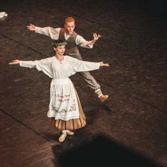 Rīgas Angļu ģimnāzijas un TDA „Līgo” bērnu un jauniešu studijas 15 gadu jubilejas koncerts “Rotā, saulīt, rotādama" - Mūsu jaunie, zaļie asniņi, kuriem visapkārt smieklu virtenes, bet pašos mīt nerimstošs dzīvesprieks un mīlestība pret deju.
Sirsnīga paaudžu satikšanās, sākot no mazajiem saules stariņiem līdz viedajiem dejotājiem, RAĢ un TDA "Līgo" bērnu un jauniešu studijas 15. jubilejas koncertā.
Foto:Deivids Lagzdiņš