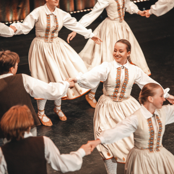 Rīgas Angļu ģimnāzijas un TDA „Līgo” bērnu un jauniešu studijas 15 gadu jubilejas koncerts “Rotā, saulīt, rotādama" - Mūsu jaunie, zaļie asniņi, kuriem visapkārt smieklu virtenes, bet pašos mīt nerimstošs dzīvesprieks un mīlestība pret deju.
Sirsnīga paaudžu satikšanās, sākot no mazajiem saules stariņiem līdz viedajiem dejotājiem, RAĢ un TDA "Līgo" bērnu un jauniešu studijas 15. jubilejas koncertā.
Foto:Deivids Lagzdiņš