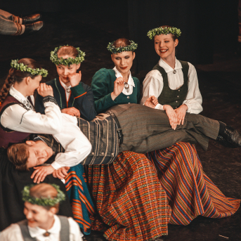 Rīgas Angļu ģimnāzijas un TDA „Līgo” bērnu un jauniešu studijas 15 gadu jubilejas koncerts “Rotā, saulīt, rotādama" - Mūsu jaunie, zaļie asniņi, kuriem visapkārt smieklu virtenes, bet pašos mīt nerimstošs dzīvesprieks un mīlestība pret deju.
Sirsnīga paaudžu satikšanās, sākot no mazajiem saules stariņiem līdz viedajiem dejotājiem, RAĢ un TDA "Līgo" bērnu un jauniešu studijas 15. jubilejas koncertā.
Foto:Deivids Lagzdiņš