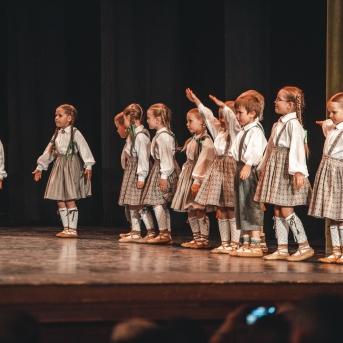 Rīgas Angļu ģimnāzijas un TDA „Līgo” bērnu un jauniešu studijas 15 gadu jubilejas koncerts “Rotā, saulīt, rotādama" - Mūsu jaunie, zaļie asniņi, kuriem visapkārt smieklu virtenes, bet pašos mīt nerimstošs dzīvesprieks un mīlestība pret deju.
Sirsnīga paaudžu satikšanās, sākot no mazajiem saules stariņiem līdz viedajiem dejotājiem, RAĢ un TDA "Līgo" bērnu un jauniešu studijas 15. jubilejas koncertā.
Foto:Deivids Lagzdiņš