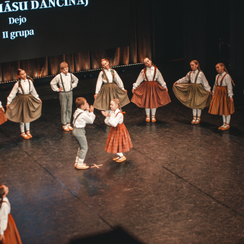 Rīgas Angļu ģimnāzijas un TDA „Līgo” bērnu un jauniešu studijas 15 gadu jubilejas koncerts “Rotā, saulīt, rotādama" - Mūsu jaunie, zaļie asniņi, kuriem visapkārt smieklu virtenes, bet pašos mīt nerimstošs dzīvesprieks un mīlestība pret deju.
Sirsnīga paaudžu satikšanās, sākot no mazajiem saules stariņiem līdz viedajiem dejotājiem, RAĢ un TDA "Līgo" bērnu un jauniešu studijas 15. jubilejas koncertā.
Foto:Deivids Lagzdiņš