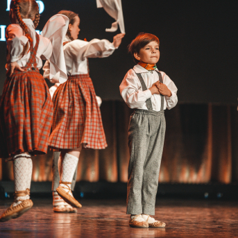Rīgas Angļu ģimnāzijas un TDA „Līgo” bērnu un jauniešu studijas 15 gadu jubilejas koncerts “Rotā, saulīt, rotādama" - Mūsu jaunie, zaļie asniņi, kuriem visapkārt smieklu virtenes, bet pašos mīt nerimstošs dzīvesprieks un mīlestība pret deju.
Sirsnīga paaudžu satikšanās, sākot no mazajiem saules stariņiem līdz viedajiem dejotājiem, RAĢ un TDA "Līgo" bērnu un jauniešu studijas 15. jubilejas koncertā.
Foto:Deivids Lagzdiņš