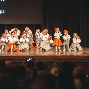 Rīgas Angļu ģimnāzijas un TDA „Līgo” bērnu un jauniešu studijas 15 gadu jubilejas koncerts “Rotā, saulīt, rotādama" - Mūsu jaunie, zaļie asniņi, kuriem visapkārt smieklu virtenes, bet pašos mīt nerimstošs dzīvesprieks un mīlestība pret deju.
Sirsnīga paaudžu satikšanās, sākot no mazajiem saules stariņiem līdz viedajiem dejotājiem, RAĢ un TDA "Līgo" bērnu un jauniešu studijas 15. jubilejas koncertā.
Foto:Deivids Lagzdiņš
