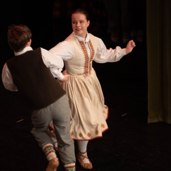 Rīgas Angļu ģimnāzijas un TDA „Līgo” bērnu un jauniešu studijas 15 gadu jubilejas koncerts “Rotā, saulīt, rotādama" - Mūsu jaunie, zaļie asniņi, kuriem visapkārt smieklu virtenes, bet pašos mīt nerimstošs dzīvesprieks un mīlestība pret deju.
Sirsnīga paaudžu satikšanās, sākot no mazajiem saules stariņiem līdz viedajiem dejotājiem, RAĢ un TDA "Līgo" bērnu un jauniešu studijas 15. jubilejas koncertā.
Foto:Deivids Lagzdiņš