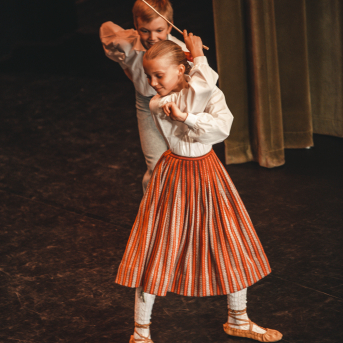 Rīgas Angļu ģimnāzijas un TDA „Līgo” bērnu un jauniešu studijas 15 gadu jubilejas koncerts “Rotā, saulīt, rotādama" - Mūsu jaunie, zaļie asniņi, kuriem visapkārt smieklu virtenes, bet pašos mīt nerimstošs dzīvesprieks un mīlestība pret deju.
Sirsnīga paaudžu satikšanās, sākot no mazajiem saules stariņiem līdz viedajiem dejotājiem, RAĢ un TDA "Līgo" bērnu un jauniešu studijas 15. jubilejas koncertā.
Foto:Deivids Lagzdiņš