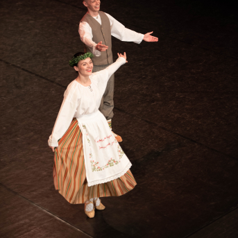 Rīgas Angļu ģimnāzijas un TDA „Līgo” bērnu un jauniešu studijas 15 gadu jubilejas koncerts “Rotā, saulīt, rotādama" - Mūsu jaunie, zaļie asniņi, kuriem visapkārt smieklu virtenes, bet pašos mīt nerimstošs dzīvesprieks un mīlestība pret deju.
Sirsnīga paaudžu satikšanās, sākot no mazajiem saules stariņiem līdz viedajiem dejotājiem, RAĢ un TDA "Līgo" bērnu un jauniešu studijas 15. jubilejas koncertā.
Foto:Deivids Lagzdiņš