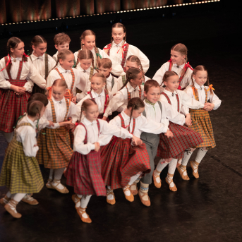 Rīgas Angļu ģimnāzijas un TDA „Līgo” bērnu un jauniešu studijas 15 gadu jubilejas koncerts “Rotā, saulīt, rotādama" - Mūsu jaunie, zaļie asniņi, kuriem visapkārt smieklu virtenes, bet pašos mīt nerimstošs dzīvesprieks un mīlestība pret deju.
Sirsnīga paaudžu satikšanās, sākot no mazajiem saules stariņiem līdz viedajiem dejotājiem, RAĢ un TDA "Līgo" bērnu un jauniešu studijas 15. jubilejas koncertā.
Foto:Deivids Lagzdiņš