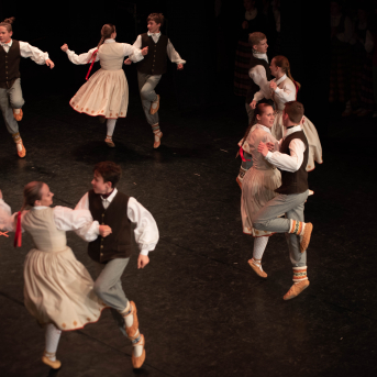 Rīgas Angļu ģimnāzijas un TDA „Līgo” bērnu un jauniešu studijas 15 gadu jubilejas koncerts “Rotā, saulīt, rotādama" - Mūsu jaunie, zaļie asniņi, kuriem visapkārt smieklu virtenes, bet pašos mīt nerimstošs dzīvesprieks un mīlestība pret deju.
Sirsnīga paaudžu satikšanās, sākot no mazajiem saules stariņiem līdz viedajiem dejotājiem, RAĢ un TDA "Līgo" bērnu un jauniešu studijas 15. jubilejas koncertā.
Foto:Deivids Lagzdiņš
