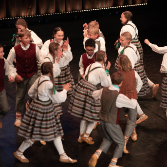 Rīgas Angļu ģimnāzijas un TDA „Līgo” bērnu un jauniešu studijas 15 gadu jubilejas koncerts “Rotā, saulīt, rotādama" - Mūsu jaunie, zaļie asniņi, kuriem visapkārt smieklu virtenes, bet pašos mīt nerimstošs dzīvesprieks un mīlestība pret deju.
Sirsnīga paaudžu satikšanās, sākot no mazajiem saules stariņiem līdz viedajiem dejotājiem, RAĢ un TDA "Līgo" bērnu un jauniešu studijas 15. jubilejas koncertā.
Foto:Deivids Lagzdiņš