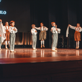 Rīgas Angļu ģimnāzijas un TDA „Līgo” bērnu un jauniešu studijas 15 gadu jubilejas koncerts “Rotā, saulīt, rotādama" - Mūsu jaunie, zaļie asniņi, kuriem visapkārt smieklu virtenes, bet pašos mīt nerimstošs dzīvesprieks un mīlestība pret deju.
Sirsnīga paaudžu satikšanās, sākot no mazajiem saules stariņiem līdz viedajiem dejotājiem, RAĢ un TDA "Līgo" bērnu un jauniešu studijas 15. jubilejas koncertā.
Foto:Deivids Lagzdiņš