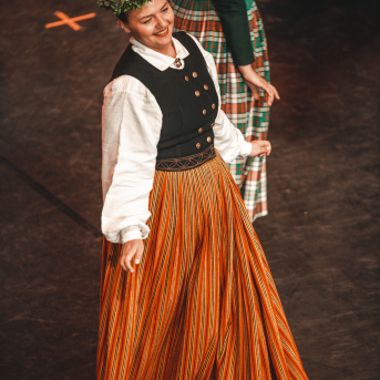 Rīgas Angļu ģimnāzijas un TDA „Līgo” bērnu un jauniešu studijas 15 gadu jubilejas koncerts “Rotā, saulīt, rotādama" - Mūsu jaunie, zaļie asniņi, kuriem visapkārt smieklu virtenes, bet pašos mīt nerimstošs dzīvesprieks un mīlestība pret deju.
Sirsnīga paaudžu satikšanās, sākot no mazajiem saules stariņiem līdz viedajiem dejotājiem, RAĢ un TDA "Līgo" bērnu un jauniešu studijas 15. jubilejas koncertā.
Foto:Deivids Lagzdiņš