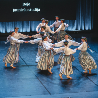 Rīgas Angļu ģimnāzijas un TDA „Līgo” bērnu un jauniešu studijas 15 gadu jubilejas koncerts “Rotā, saulīt, rotādama" - Mūsu jaunie, zaļie asniņi, kuriem visapkārt smieklu virtenes, bet pašos mīt nerimstošs dzīvesprieks un mīlestība pret deju.
Sirsnīga paaudžu satikšanās, sākot no mazajiem saules stariņiem līdz viedajiem dejotājiem, RAĢ un TDA "Līgo" bērnu un jauniešu studijas 15. jubilejas koncertā.
Foto:Deivids Lagzdiņš
