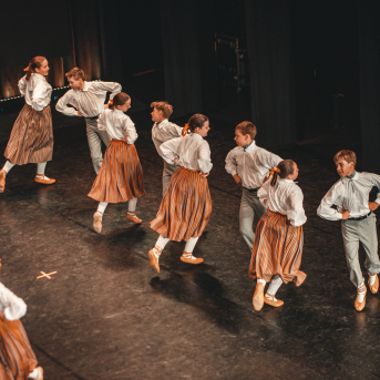 Rīgas Angļu ģimnāzijas un TDA „Līgo” bērnu un jauniešu studijas 15 gadu jubilejas koncerts “Rotā, saulīt, rotādama" - Mūsu jaunie, zaļie asniņi, kuriem visapkārt smieklu virtenes, bet pašos mīt nerimstošs dzīvesprieks un mīlestība pret deju.
Sirsnīga paaudžu satikšanās, sākot no mazajiem saules stariņiem līdz viedajiem dejotājiem, RAĢ un TDA "Līgo" bērnu un jauniešu studijas 15. jubilejas koncertā.
Foto:Deivids Lagzdiņš