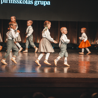 Rīgas Angļu ģimnāzijas un TDA „Līgo” bērnu un jauniešu studijas 15 gadu jubilejas koncerts “Rotā, saulīt, rotādama" - Mūsu jaunie, zaļie asniņi, kuriem visapkārt smieklu virtenes, bet pašos mīt nerimstošs dzīvesprieks un mīlestība pret deju.
Sirsnīga paaudžu satikšanās, sākot no mazajiem saules stariņiem līdz viedajiem dejotājiem, RAĢ un TDA "Līgo" bērnu un jauniešu studijas 15. jubilejas koncertā.
Foto:Deivids Lagzdiņš