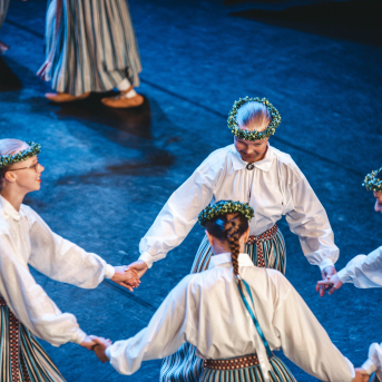 Rīgas Angļu ģimnāzijas un TDA „Līgo” bērnu un jauniešu studijas 15 gadu jubilejas koncerts “Rotā, saulīt, rotādama" - Mūsu jaunie, zaļie asniņi, kuriem visapkārt smieklu virtenes, bet pašos mīt nerimstošs dzīvesprieks un mīlestība pret deju.
Sirsnīga paaudžu satikšanās, sākot no mazajiem saules stariņiem līdz viedajiem dejotājiem, RAĢ un TDA "Līgo" bērnu un jauniešu studijas 15. jubilejas koncertā.
Foto:Deivids Lagzdiņš