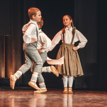 Rīgas Angļu ģimnāzijas un TDA „Līgo” bērnu un jauniešu studijas 15 gadu jubilejas koncerts “Rotā, saulīt, rotādama" - Mūsu jaunie, zaļie asniņi, kuriem visapkārt smieklu virtenes, bet pašos mīt nerimstošs dzīvesprieks un mīlestība pret deju.
Sirsnīga paaudžu satikšanās, sākot no mazajiem saules stariņiem līdz viedajiem dejotājiem, RAĢ un TDA "Līgo" bērnu un jauniešu studijas 15. jubilejas koncertā.
Foto:Deivids Lagzdiņš