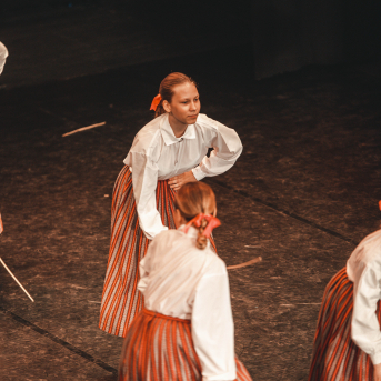 Rīgas Angļu ģimnāzijas un TDA „Līgo” bērnu un jauniešu studijas 15 gadu jubilejas koncerts “Rotā, saulīt, rotādama" - Mūsu jaunie, zaļie asniņi, kuriem visapkārt smieklu virtenes, bet pašos mīt nerimstošs dzīvesprieks un mīlestība pret deju.
Sirsnīga paaudžu satikšanās, sākot no mazajiem saules stariņiem līdz viedajiem dejotājiem, RAĢ un TDA "Līgo" bērnu un jauniešu studijas 15. jubilejas koncertā.
Foto:Deivids Lagzdiņš