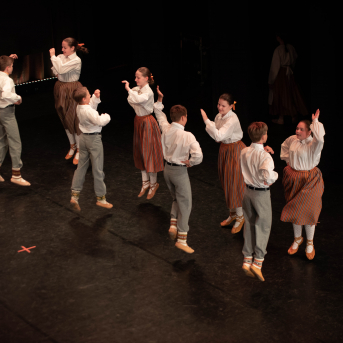 Rīgas Angļu ģimnāzijas un TDA „Līgo” bērnu un jauniešu studijas 15 gadu jubilejas koncerts “Rotā, saulīt, rotādama" - Mūsu jaunie, zaļie asniņi, kuriem visapkārt smieklu virtenes, bet pašos mīt nerimstošs dzīvesprieks un mīlestība pret deju.
Sirsnīga paaudžu satikšanās, sākot no mazajiem saules stariņiem līdz viedajiem dejotājiem, RAĢ un TDA "Līgo" bērnu un jauniešu studijas 15. jubilejas koncertā.
Foto:Deivids Lagzdiņš