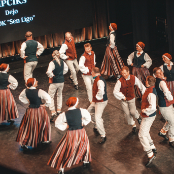 Rīgas Angļu ģimnāzijas un TDA „Līgo” bērnu un jauniešu studijas 15 gadu jubilejas koncerts “Rotā, saulīt, rotādama" - Mūsu jaunie, zaļie asniņi, kuriem visapkārt smieklu virtenes, bet pašos mīt nerimstošs dzīvesprieks un mīlestība pret deju.
Sirsnīga paaudžu satikšanās, sākot no mazajiem saules stariņiem līdz viedajiem dejotājiem, RAĢ un TDA "Līgo" bērnu un jauniešu studijas 15. jubilejas koncertā.
Foto:Deivids Lagzdiņš