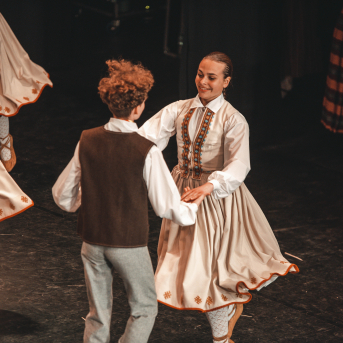 Rīgas Angļu ģimnāzijas un TDA „Līgo” bērnu un jauniešu studijas 15 gadu jubilejas koncerts “Rotā, saulīt, rotādama" - Mūsu jaunie, zaļie asniņi, kuriem visapkārt smieklu virtenes, bet pašos mīt nerimstošs dzīvesprieks un mīlestība pret deju.
Sirsnīga paaudžu satikšanās, sākot no mazajiem saules stariņiem līdz viedajiem dejotājiem, RAĢ un TDA "Līgo" bērnu un jauniešu studijas 15. jubilejas koncertā.
Foto:Deivids Lagzdiņš