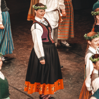 Rīgas Angļu ģimnāzijas un TDA „Līgo” bērnu un jauniešu studijas 15 gadu jubilejas koncerts “Rotā, saulīt, rotādama" - Mūsu jaunie, zaļie asniņi, kuriem visapkārt smieklu virtenes, bet pašos mīt nerimstošs dzīvesprieks un mīlestība pret deju.
Sirsnīga paaudžu satikšanās, sākot no mazajiem saules stariņiem līdz viedajiem dejotājiem, RAĢ un TDA "Līgo" bērnu un jauniešu studijas 15. jubilejas koncertā.
Foto:Deivids Lagzdiņš