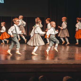 Rīgas Angļu ģimnāzijas un TDA „Līgo” bērnu un jauniešu studijas 15 gadu jubilejas koncerts “Rotā, saulīt, rotādama" - Mūsu jaunie, zaļie asniņi, kuriem visapkārt smieklu virtenes, bet pašos mīt nerimstošs dzīvesprieks un mīlestība pret deju.
Sirsnīga paaudžu satikšanās, sākot no mazajiem saules stariņiem līdz viedajiem dejotājiem, RAĢ un TDA "Līgo" bērnu un jauniešu studijas 15. jubilejas koncertā.
Foto:Deivids Lagzdiņš